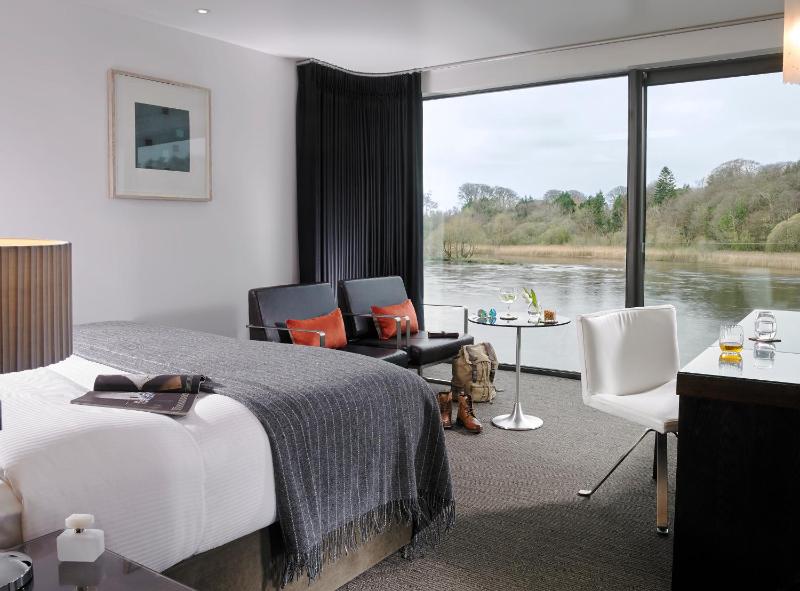 Deluxe Double Room with River View image 2