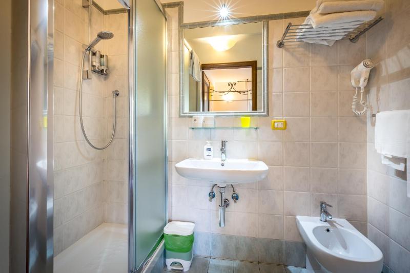 Double or Twin Room image 3