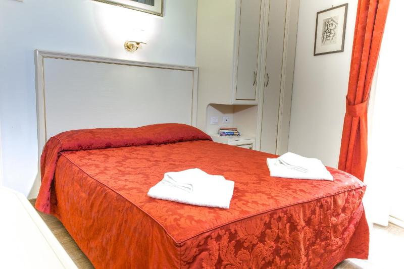 Small Double Room image 3
