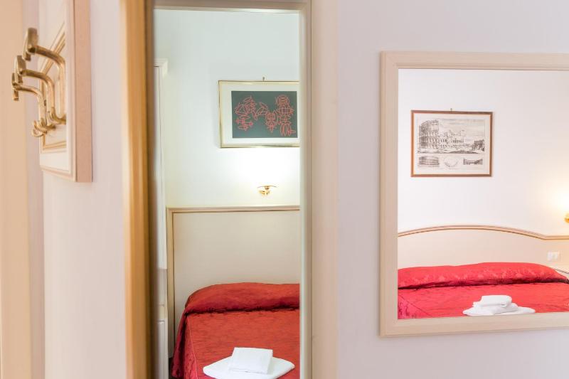 Two Connecting Double Rooms image 4