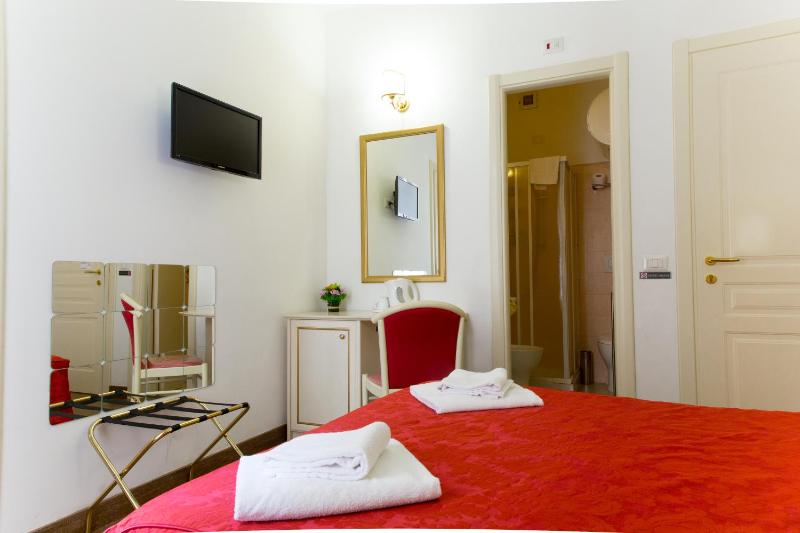Small Double Room image 4
