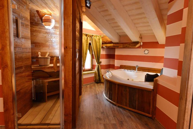 Deluxe Double Room with Spa Bath  image 2