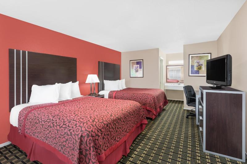 Queen Room with Two Queen Beds - Non-Smoking image 2