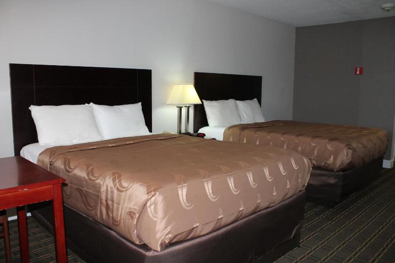 Queen Room with Two Queen Beds - Non-Smoking image 2