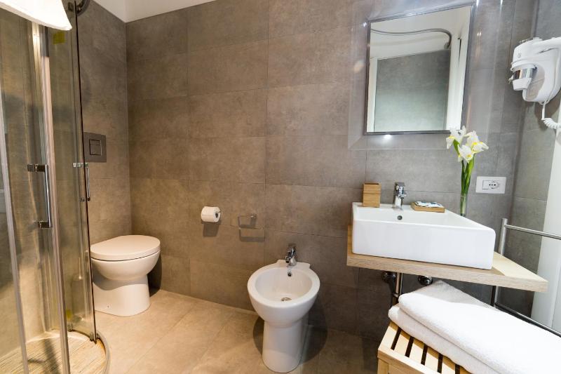 Basic Double Room image 4