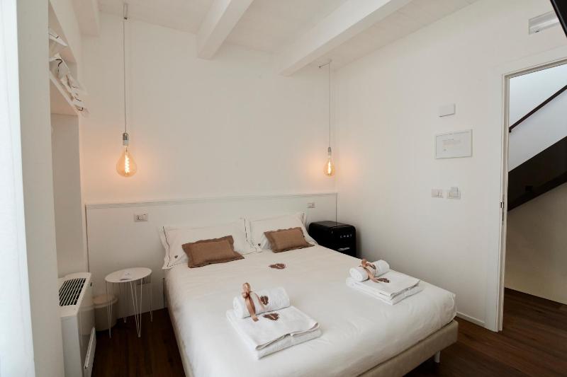 King Room with Balcony image 1