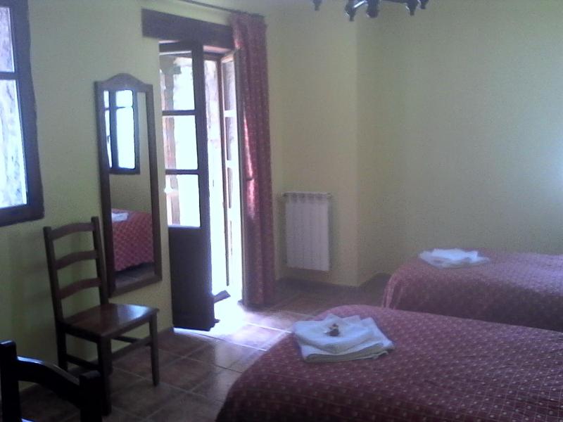 Twin Room image 3