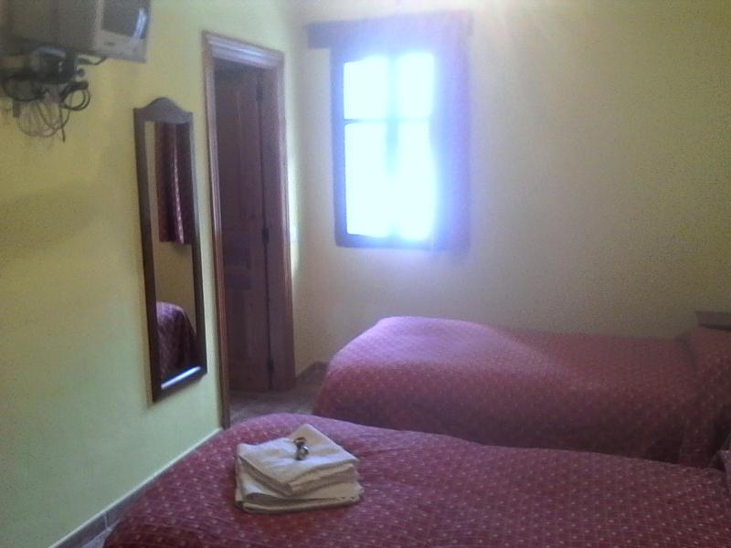 Twin Room image 4