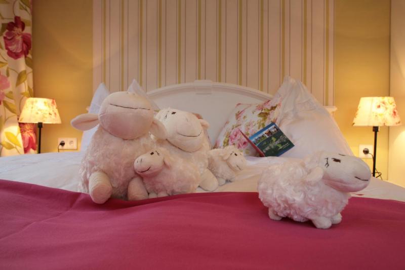 Junior Suite with Balcony image 4