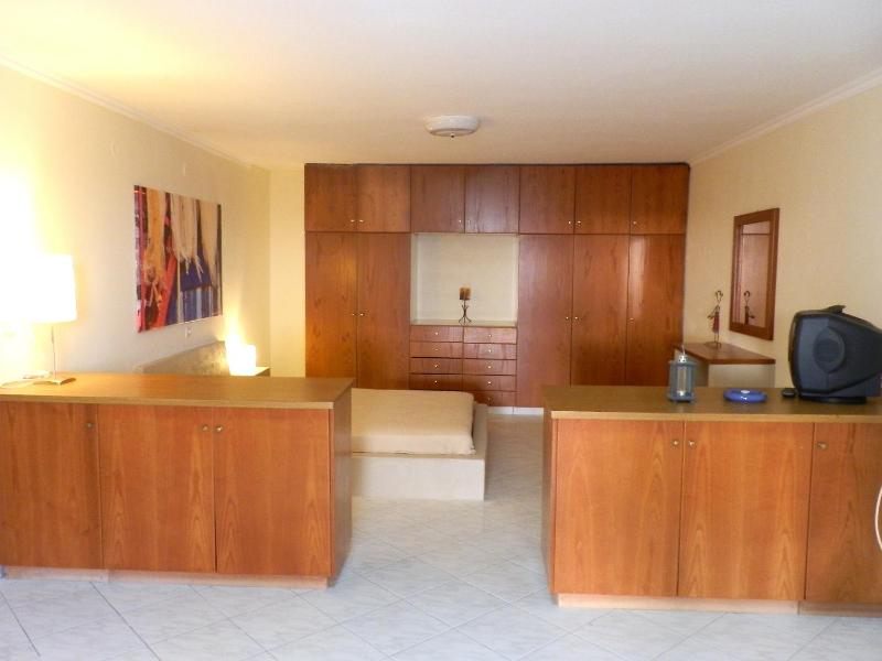 Studio with Shared Terrace - 1 Double and 1 Single Bed image 3