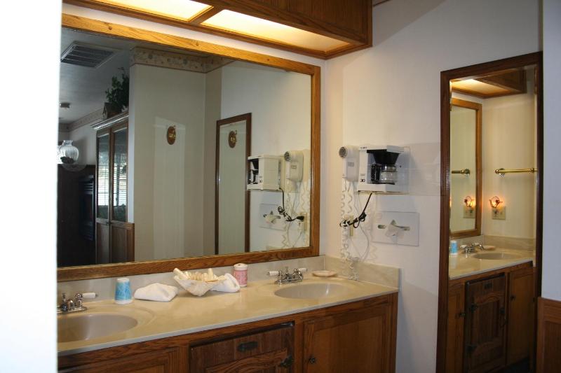 Deluxe Queen Room with Two Queen Beds image 3