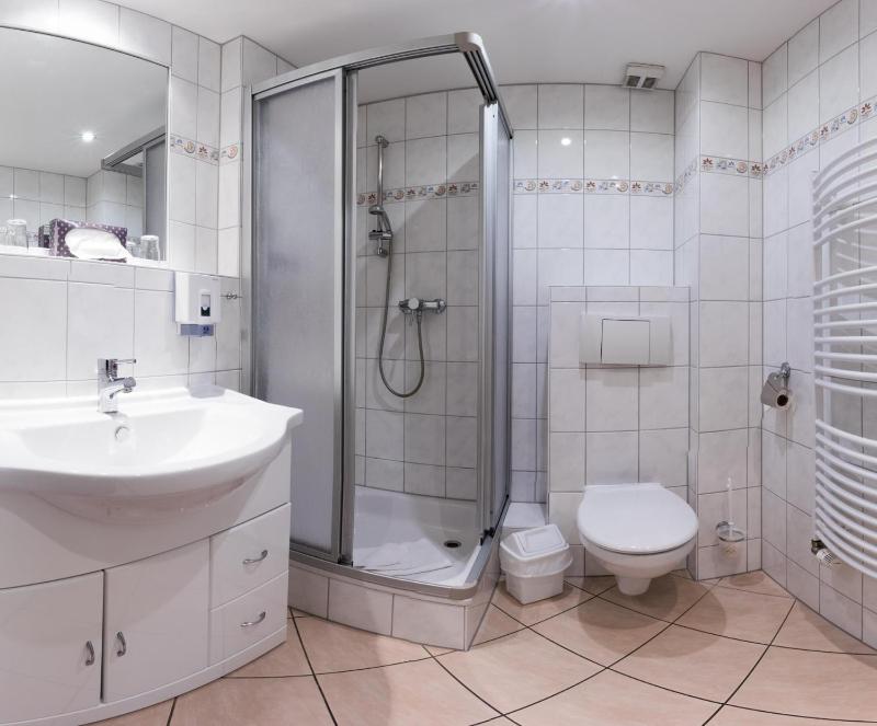Single Room with Bathroom image 3