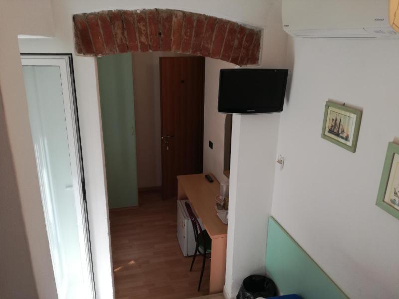 Single Room image 3