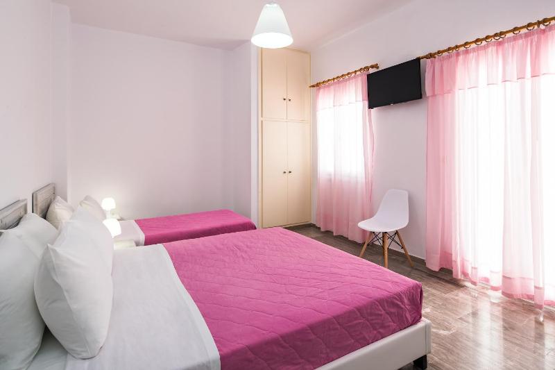 Economy Triple Room image 4