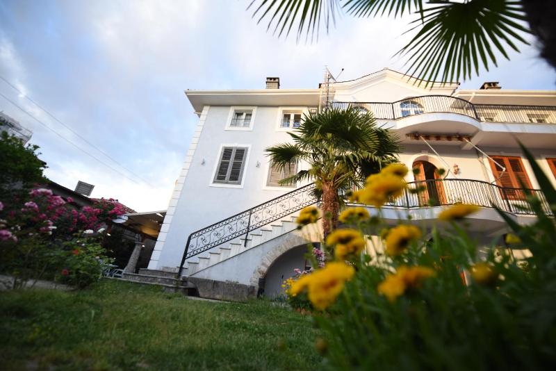 Rose Garden Hotel - image 12