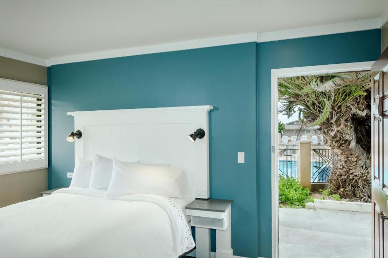 Standard  Room with Queen Bed  image 2