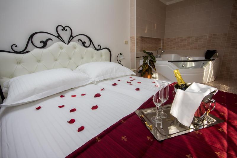 Double Room with Spa Bath image 2
