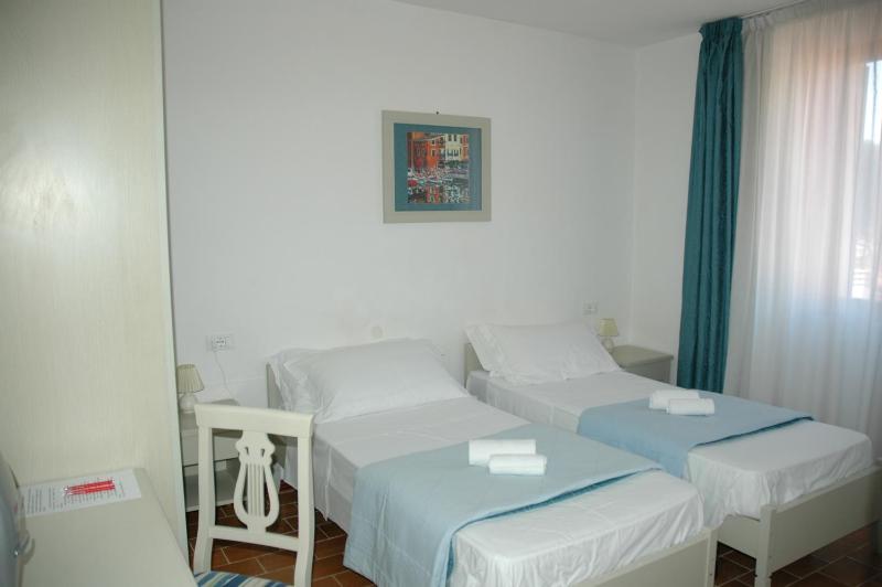Twin Room image 3