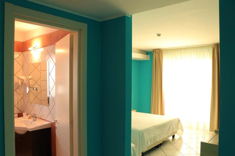 Superior Triple Room with Sea View image 2