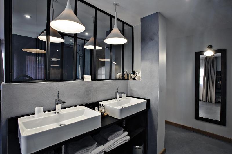 Deluxe Double Room with Bath image 4