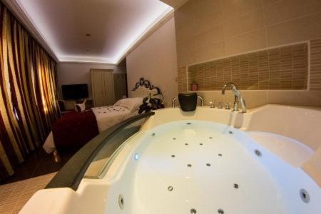 Double Room with Spa Bath image 3