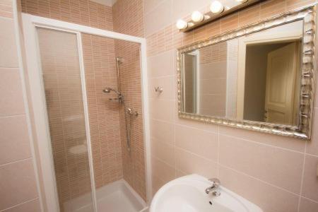 Double Room with Spa Bath image 4