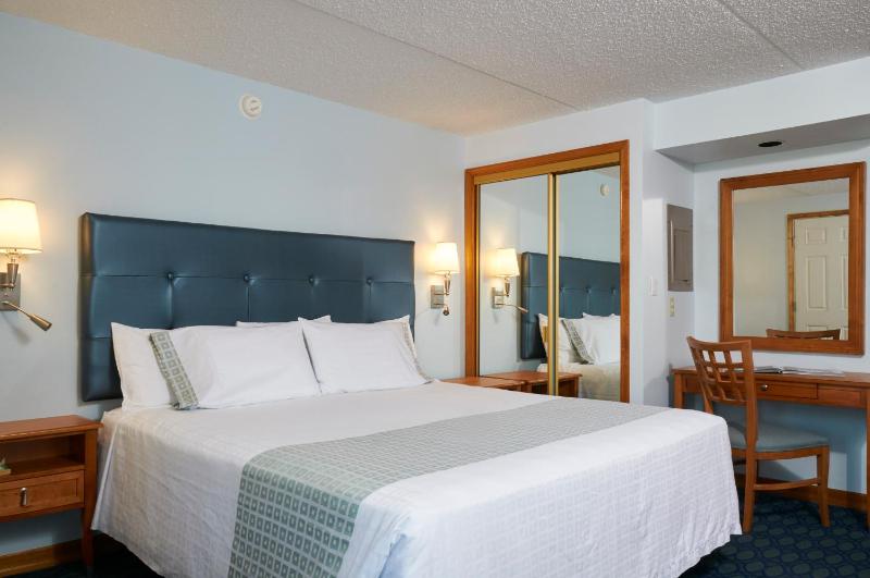TWO-ROOM ROYAL OCEANFRONT SUITE image 3