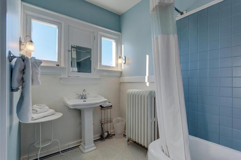 Queen Room -Dungeness image 2