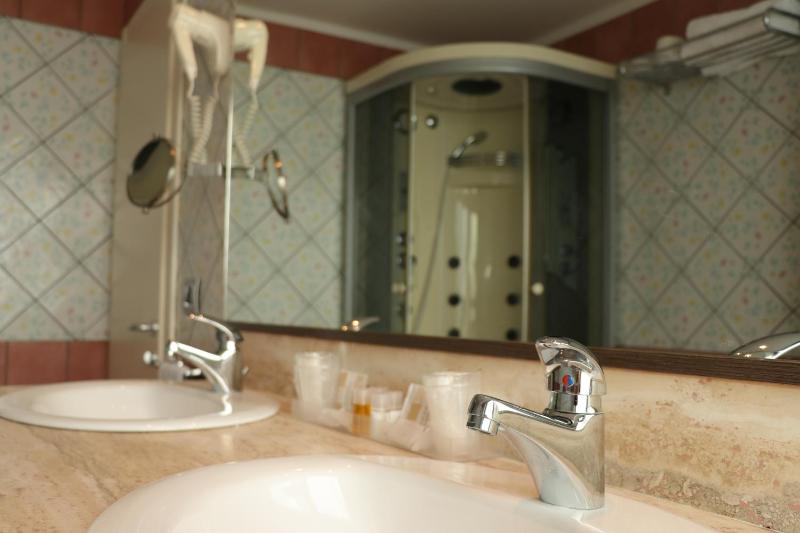Deluxe Double Room with Sea View image 3
