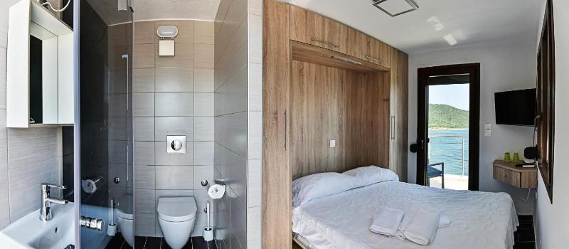 Budget Double Room with Terrace and Sea View image 3