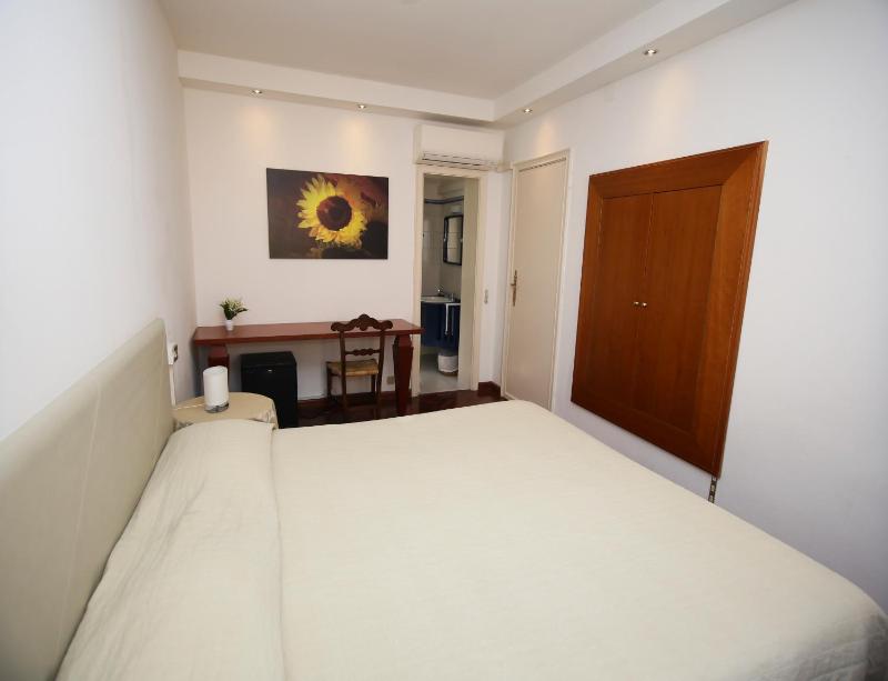 Family Room image 3
