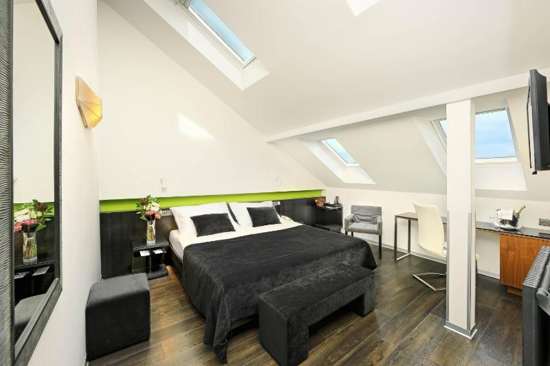 Deluxe Double Room with Extra Bed image 4