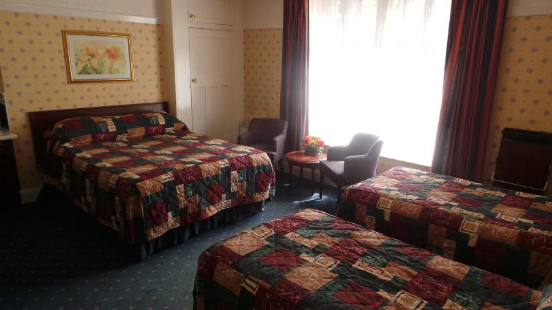 Triple Room with Bathroom image 2