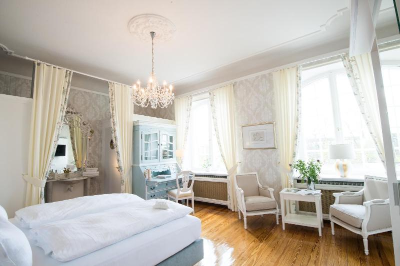 Deluxe Double Room with Shower 