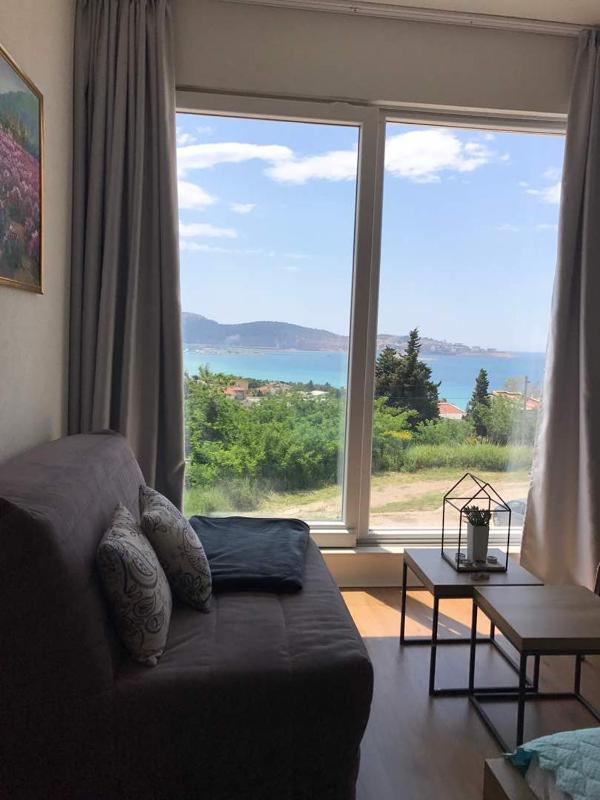 Studio Apartment with Sea View image 1