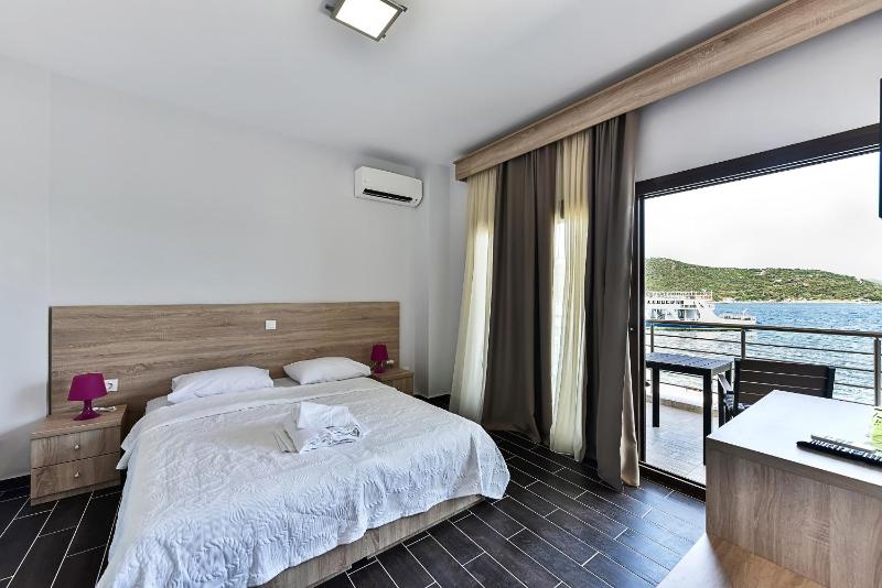 Deluxe Double Room with Sea View image 4