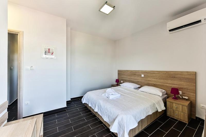 Deluxe Double Room with Sea View image 2