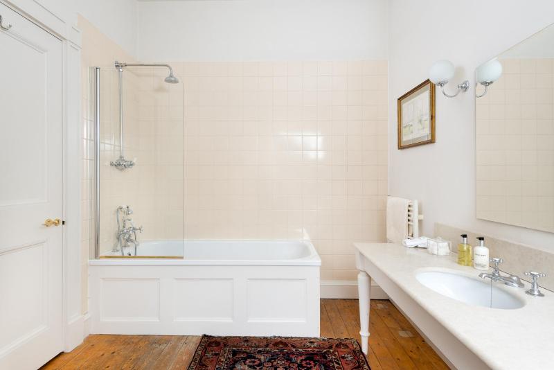 Deluxe Double Room with Bath image 4