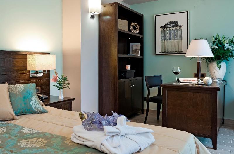 Two-Bedroom Suite with Private Pool and Spa Bath image 2