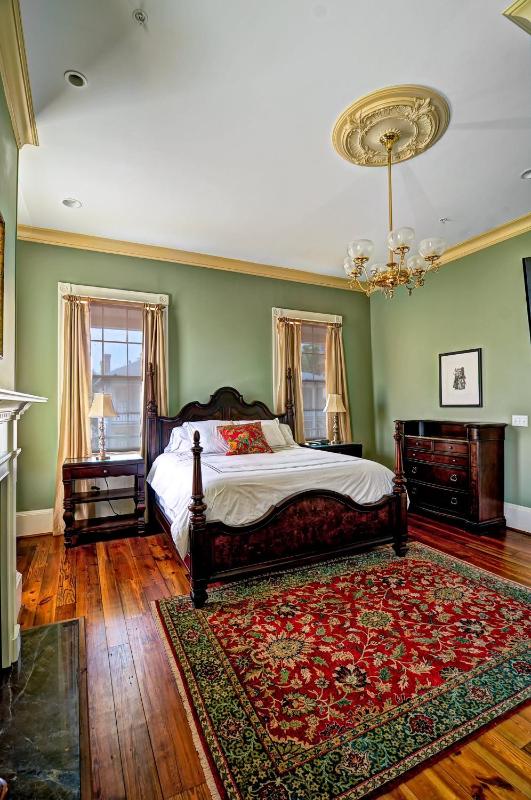 Deluxe King Room image 2