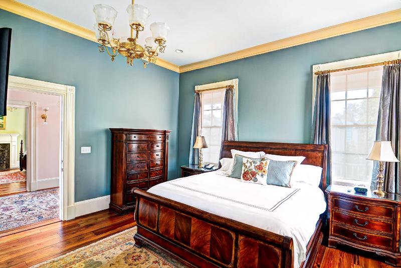 Deluxe King Room image 3
