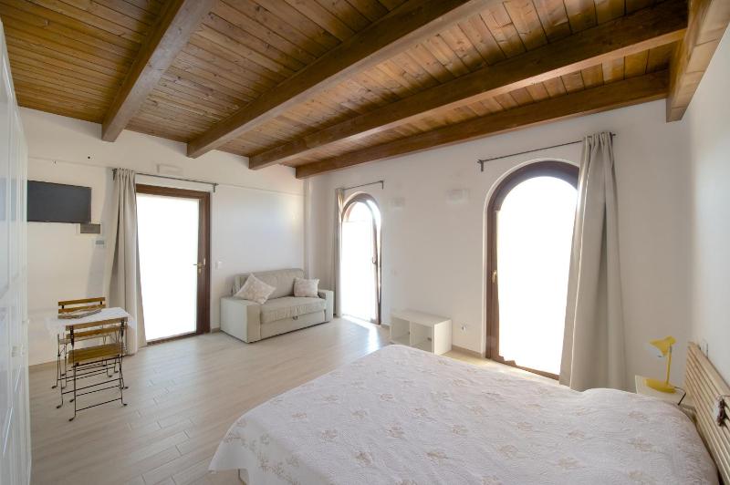 Deluxe Triple Room with Sea View image 3