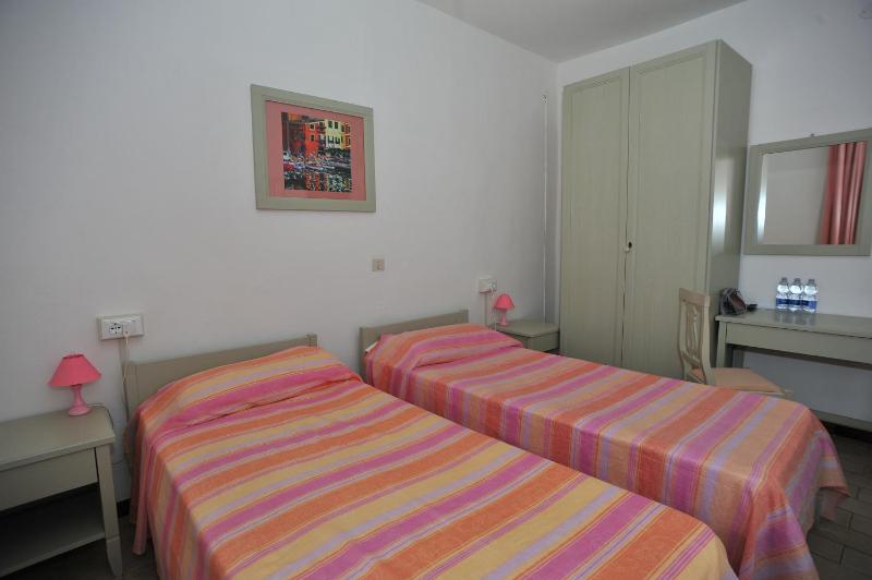 Twin Room image 4