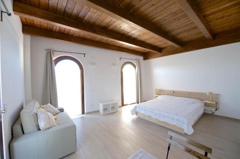 Deluxe Triple Room with Sea View image 4