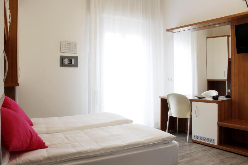 Double or Twin Room with Balcony image 3