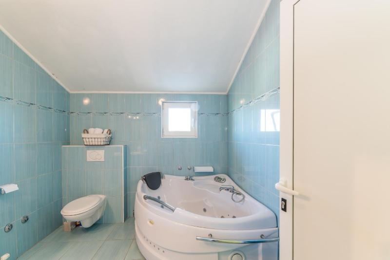 Crowonder Sun&Fun Holiday House with Large Swimming Pool Playroom and Garden - image 31