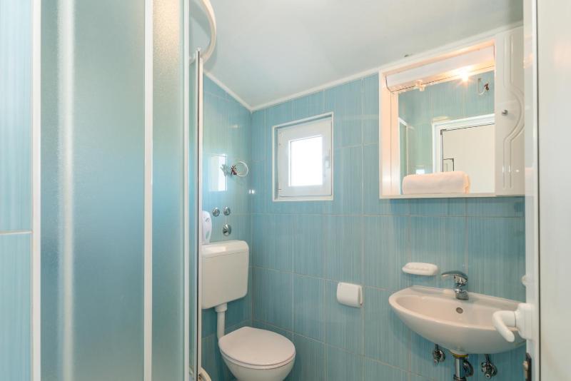 Crowonder Sun&Fun Holiday House with Large Swimming Pool Playroom and Garden - image 6