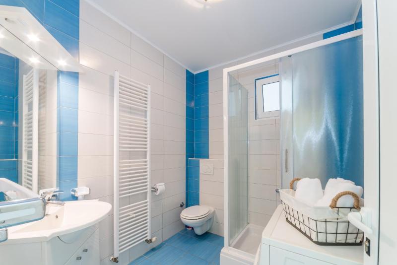 Crowonder Sun&Fun Holiday House with Large Swimming Pool Playroom and Garden - image 9