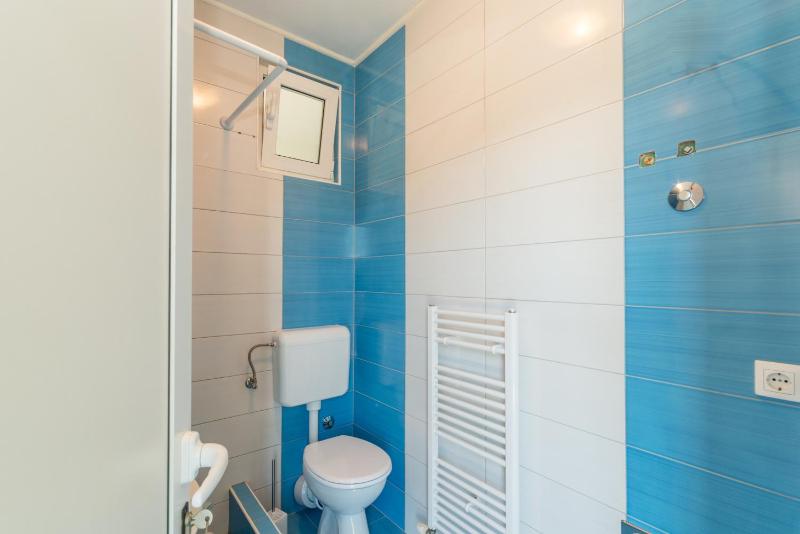 Crowonder Sun&Fun Holiday House with Large Swimming Pool Playroom and Garden - image 11