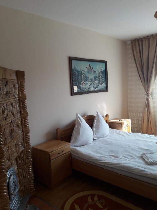 Standard Double Room with Shared Bathroom image 3